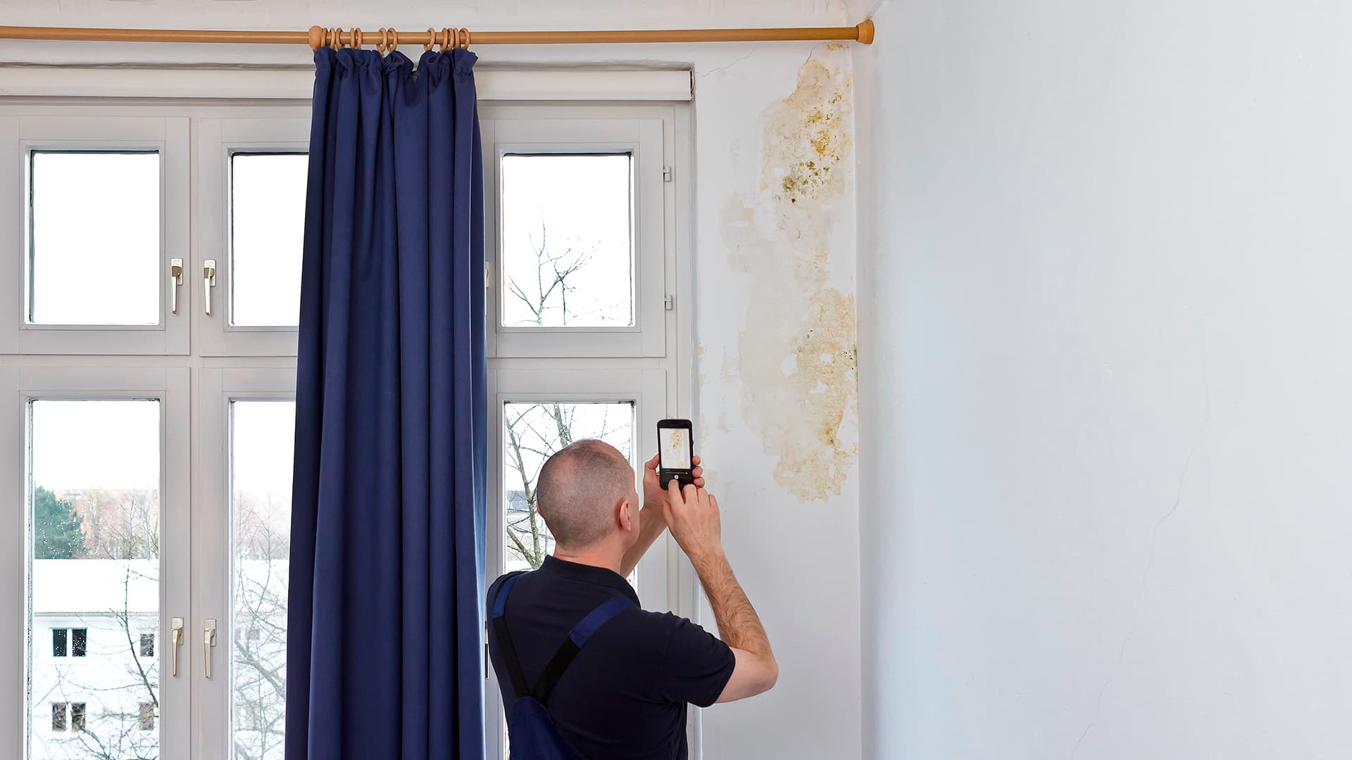 <p data-block-key="bsw5x">Märkätilojen vedeneristys ja läpivientien tiiviys ovat keskeisiä kosteusturvallisuuden kannalta. Pienikin puute voi johtaa pitkäaikaiseen kosteusrasitukseen. (Kuvituskuva: Adobe Stock)</p>