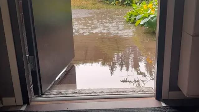 oven edessä tulvii vettä pihalla