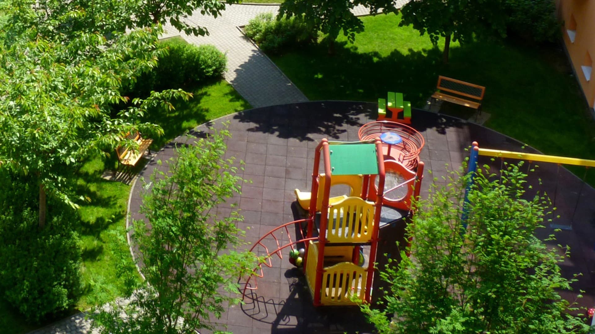 <p data-block-key="yg2a9">Leikkipaikka nivoutuu saumattomasti muuhun pihaan mm. kasvillisuuden ja alueiden yhteisen muotokielen avulla.</p>