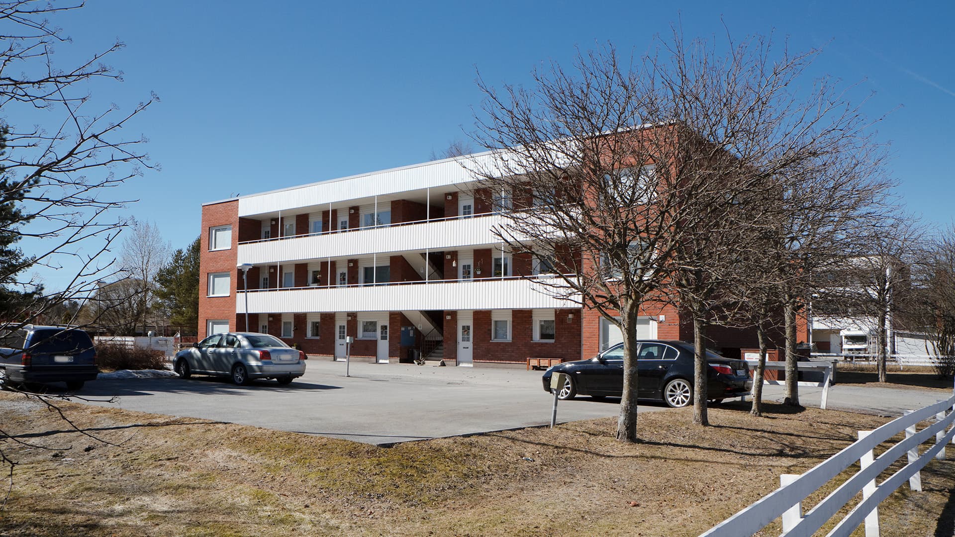 <p data-block-key="nk8jy">Uusien parkkipaikkojen rakentaminen vaatii huolellista suunnittelua – tarvitaan yhtiökokouksen päätös, usein myös rakennuslupa ja kaavamääräysten tarkistaminen. (Kuva Jarno Kylmänen)</p>