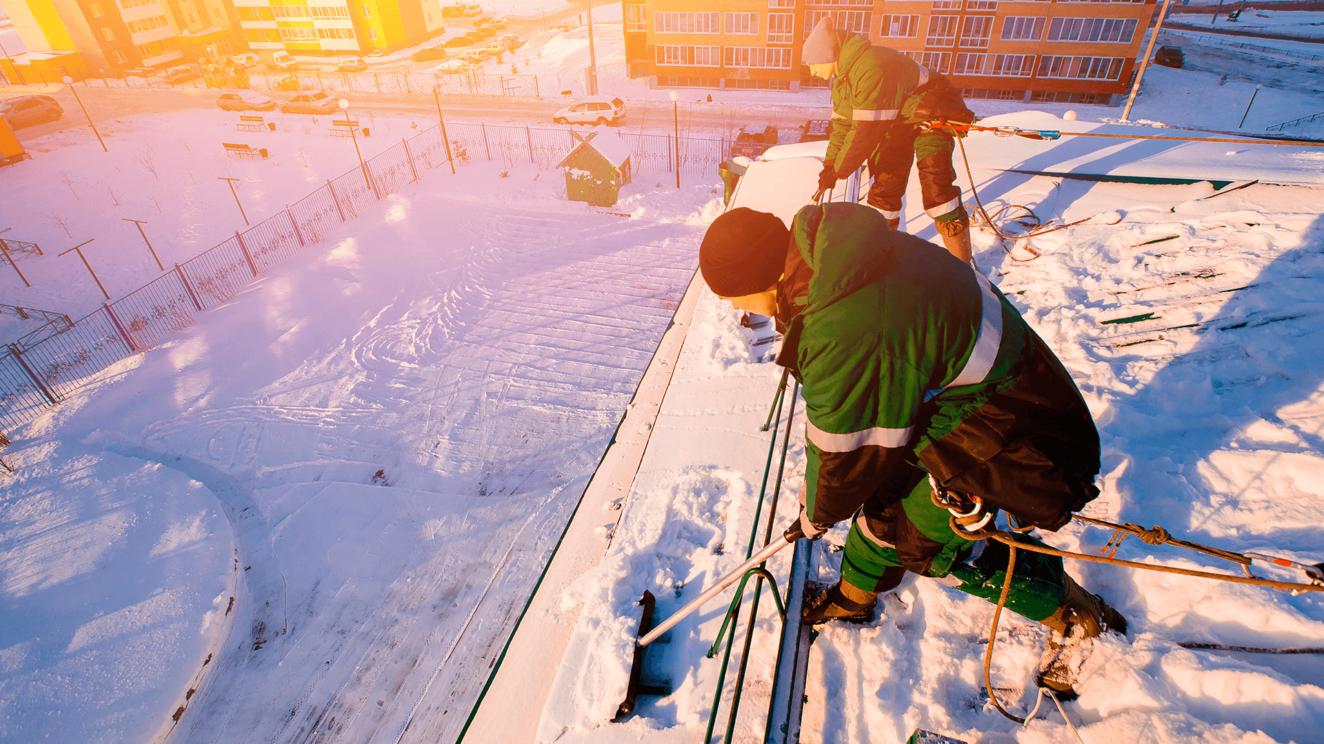 Lumenpudottajat taloyhtiön katolla töissä