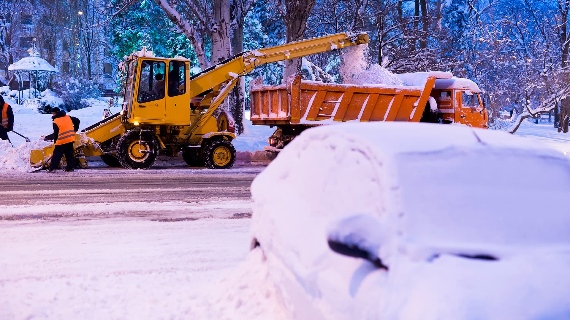 <p data-block-key="4x0t9">Lumikasojen paikka on valittava niin, etteivät ne peitä näkyvyyttä, tuki pelastusteitä tai ohjaa sulamisvesiä kohti rakennusta tai naapuritonttia. (Kuva Adobe Stock)</p>