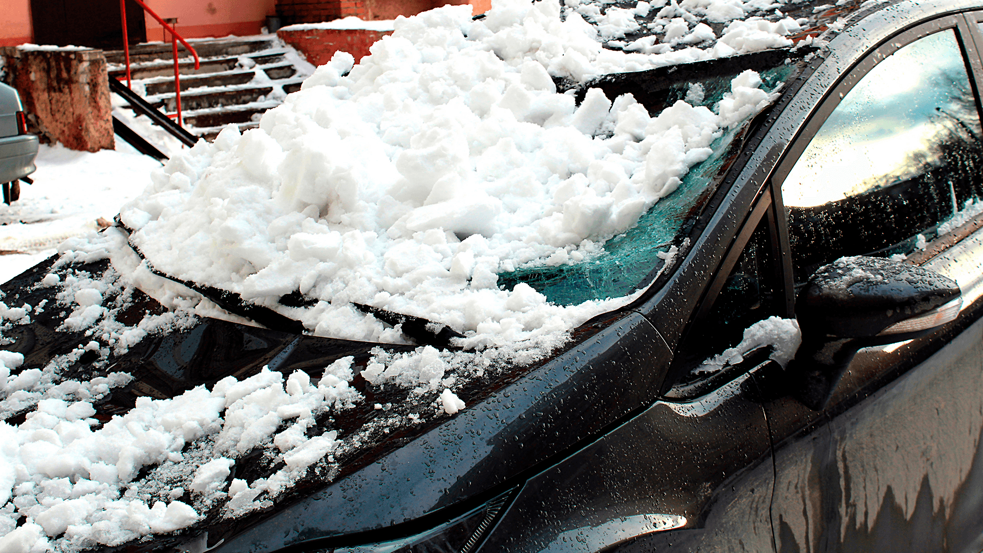 Katolta pudonnut lumi on iskenyt auton etulasin rikki