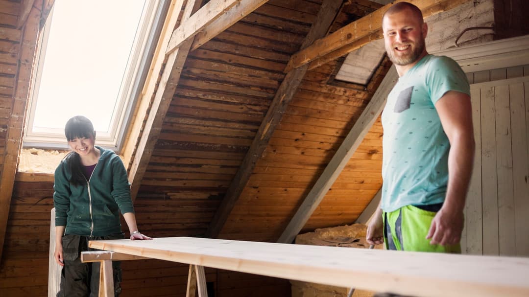 Pariskunta remontoi vanhaa taloa