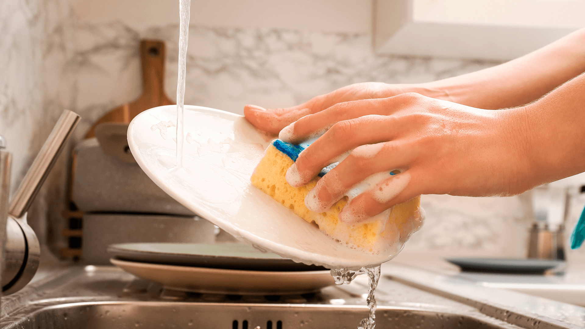 <p data-block-key="60msn">Taloyhtiössä vesimaksu voidaan periä esimerkiksi henkilöluvun mukaan, ennakkona tai kulutuksen perusteella mittarilukemien mukaan. (Kuva Adobe Stock)</p>