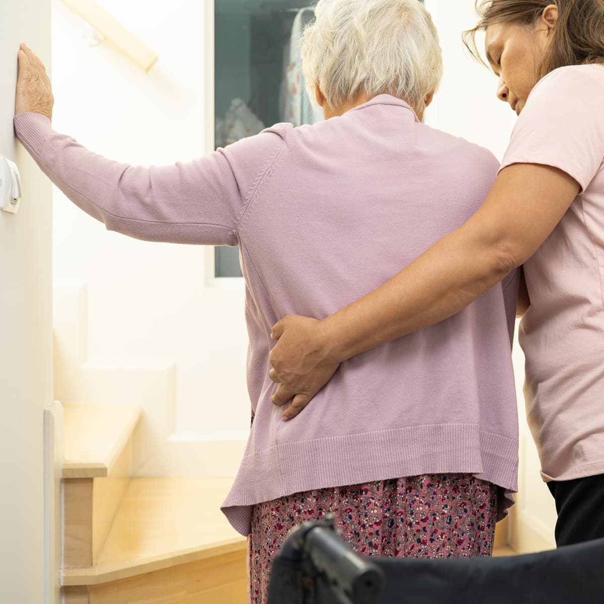 <p data-block-key="hte23">Seniortekin HoivaTurva seuraa asukkaan arkea langattomien antureiden avulla ilman kameravalvontaa tai mukana kannettavaa tunnistinta. Järjestelmä voi välittää hälytyksen ennalta määritellystä poikkeamasta läheiselle tai hoitotaholle. (Kuva: Seniortek Oy)</p>