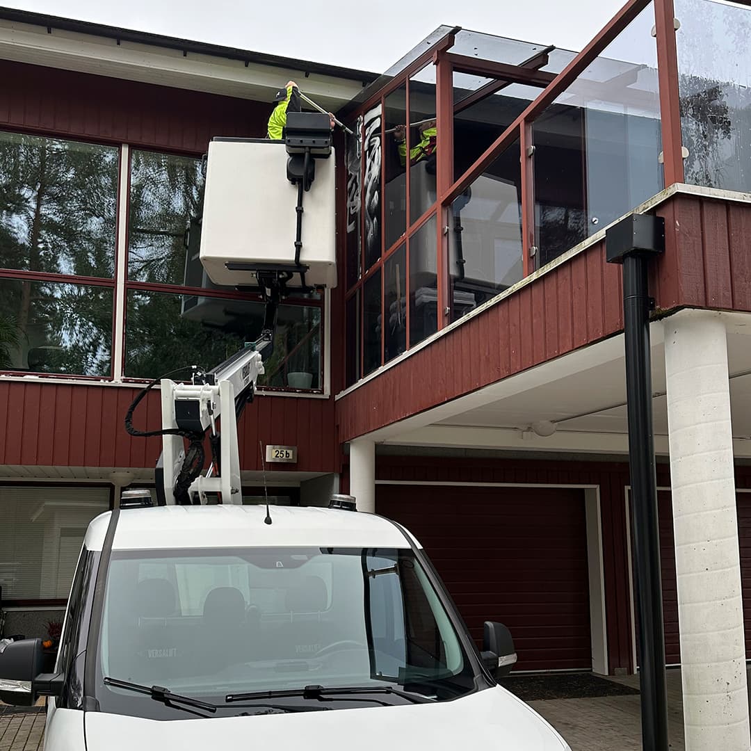 <p data-block-key="ymquh">Nostolava-auto on erinomainen ja turvallinen valinta muun muassa korkealla olevien ikkunoidenpesuun.</p>