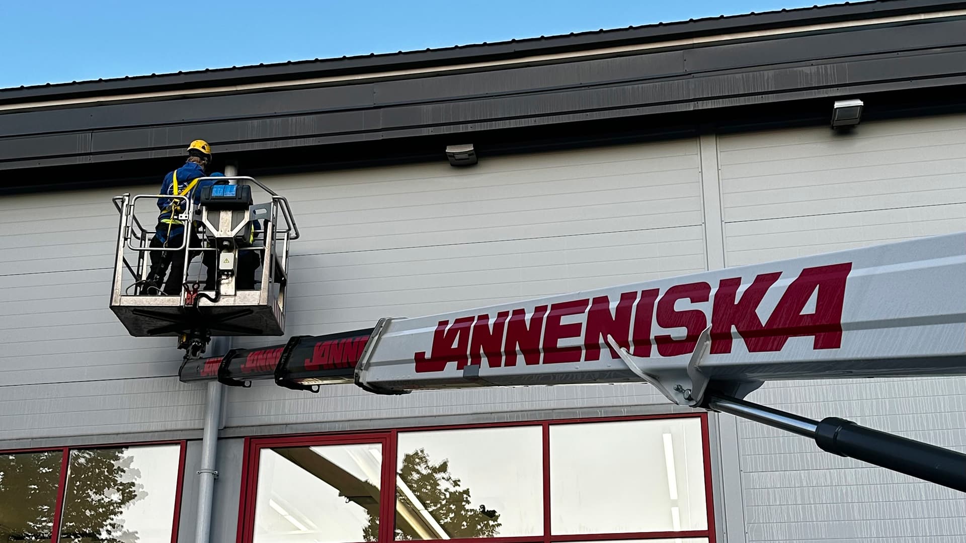 Kiinteistönhuolto tehostuu ja turvallisuus paranee nostolava-autojen avulla