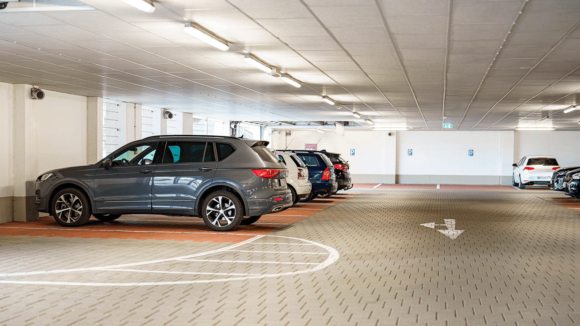 <p data-block-key="dj2y9">Taloyhtiön parkkihallissa paikat jakautuvat selkeiden sääntöjen mukaan ja hinnoittelu perustuu todellisiin kustannuksiin. (Kuvituskuva: Adobe Stock)</p>