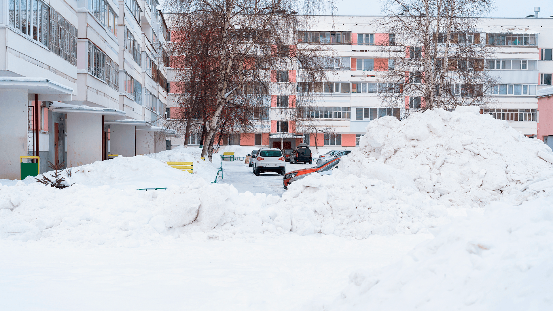 <p data-block-key="118i7">Vierasautopaikat voivat toimia tilapäisenä lumen kasausalueena, kunhan asiasta päätetään taloyhtiössä etukäteen ja muutoksista tiedotetaan selkeästi asukkaille. (Kuva Adobe Stock)</p>