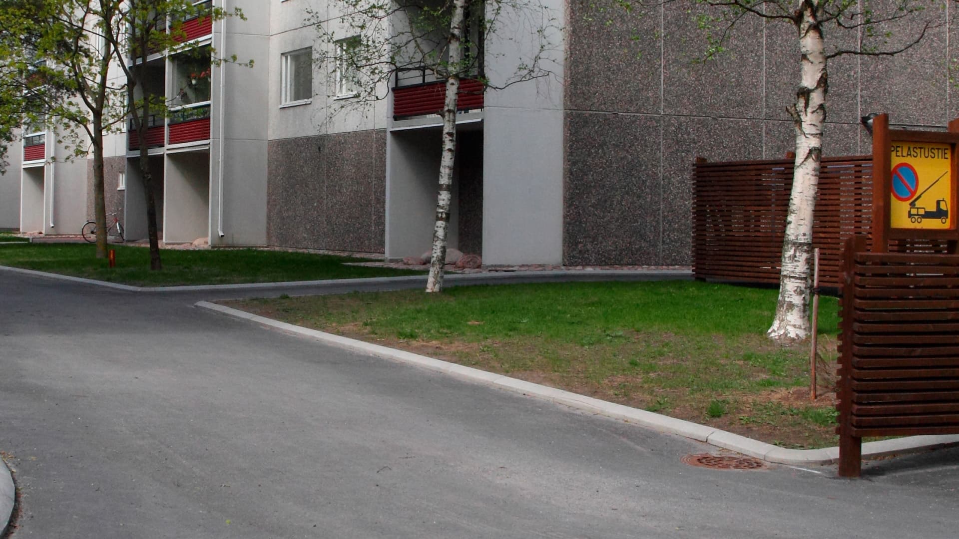 <p data-block-key="qi7t6">Oikein sijoitettu ja merkitty pelastustie varmistaa, että palo- ja pelastuskalusto pääsee nopeasti kohteeseen. (Kuva Jarno Kylmänen)</p>