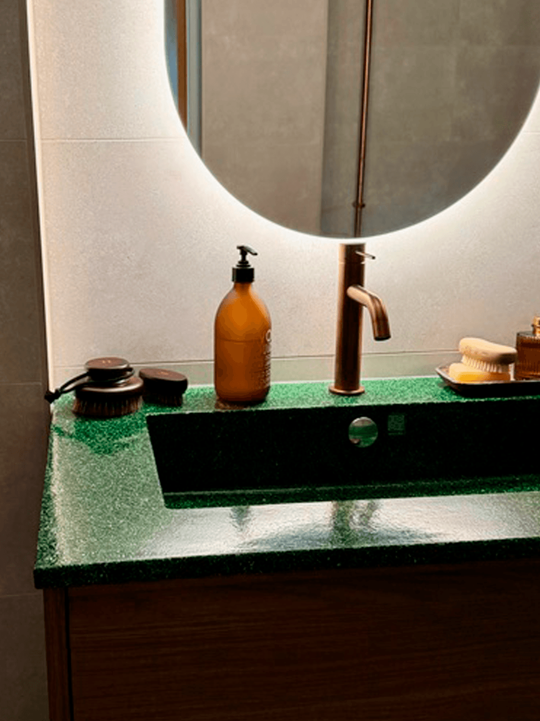 <p data-block-key="znw9i">Peilivalo nostaa esiin pinnat ja helpottaa käyttöä, erityisesti pienessä tilassa. (Kuva Malla Tapio)</p>