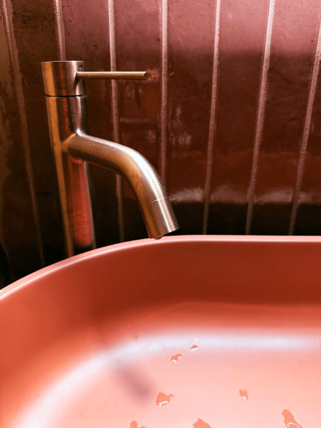 <p data-block-key="gvyd1">Metallin ja keramiikan kohtaaminen tuo tilaan hotellimaista viimeistelyä. (Kuva Malla Tapio)</p>