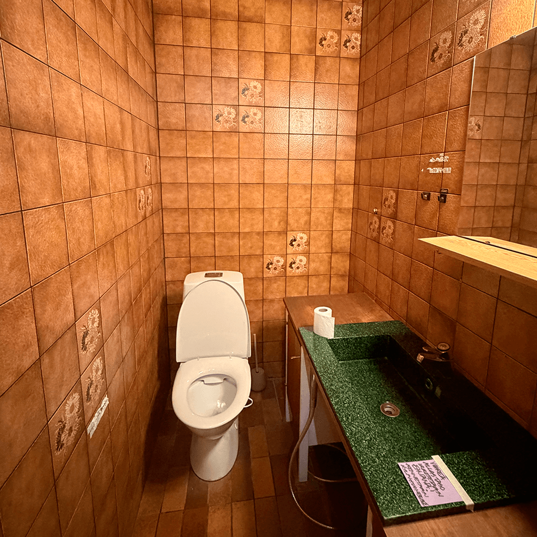 <p data-block-key="nxqhi">Pieni wc-tila on usein paikka, jossa mitoitus ja säilytys ratkaisevat arjen sujuvuuden. Putkiremontissa juuri tällaiset tilat kannattaa suunnitella tarkasti jo ennen pintavalintoja. (Kuva sisustussuunnittelija Malla Tapio)</p>