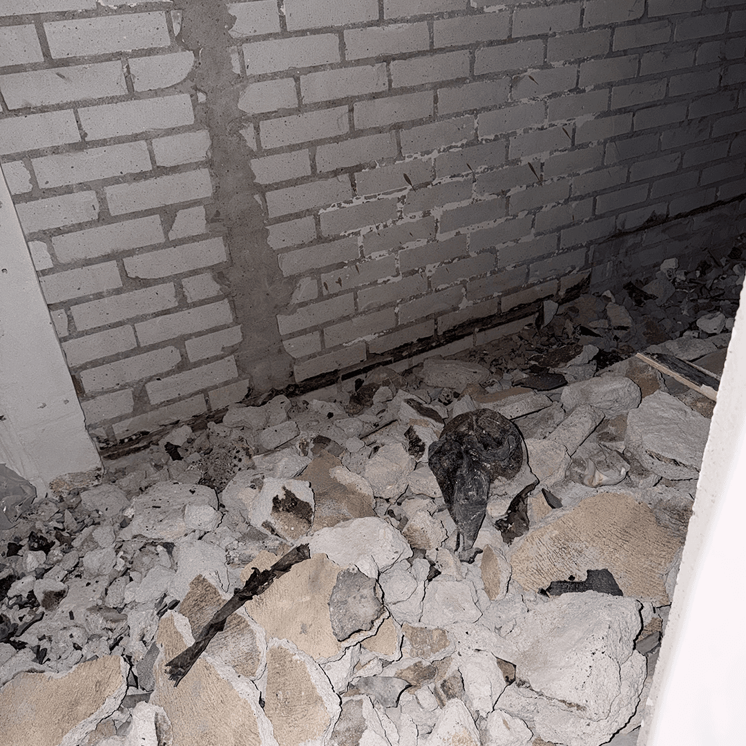 <p data-block-key="zo0mz">Kun vanhat rakenteet avataan, lattia- ja seinäpinnat puretaan vaiheittain. Purkujäte kertoo työn mittakaavasta, ja samalla paljastuvat rakenteet, joiden varaan uudet ratkaisut tehdään. (Kuva sisustussuunnittelija Malla Tapio)</p>