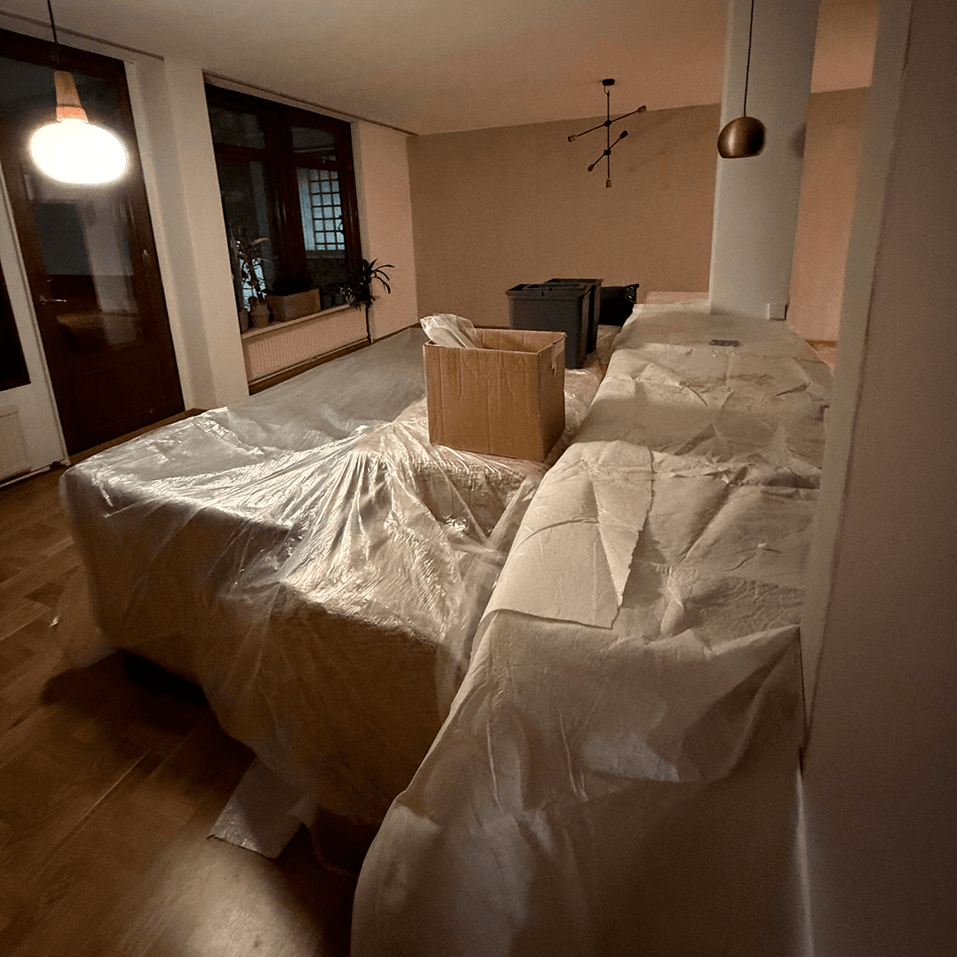 <p data-block-key="r4vmw">Ennen remonttia kalusteet suojataan huolellisesti pölyltä ja roiskeilta. Muovit, suojapaperit ja selkeä “pakkausalue” helpottavat muuttoa ja vähentävät vahinkoriskiä. (Kuva sisustussuunnittelija Malla Tapio)</p>