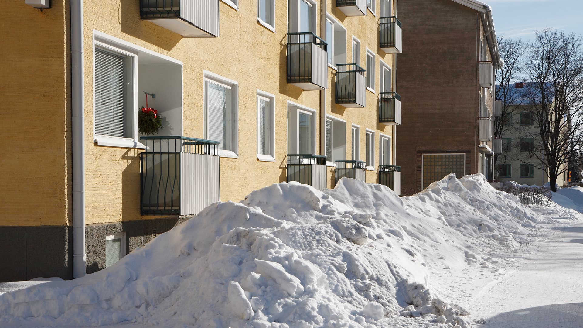 Taloyhtiöt voivat tänä talvena saada jopa sakkoja lumitöidensä laiminlyömisestä