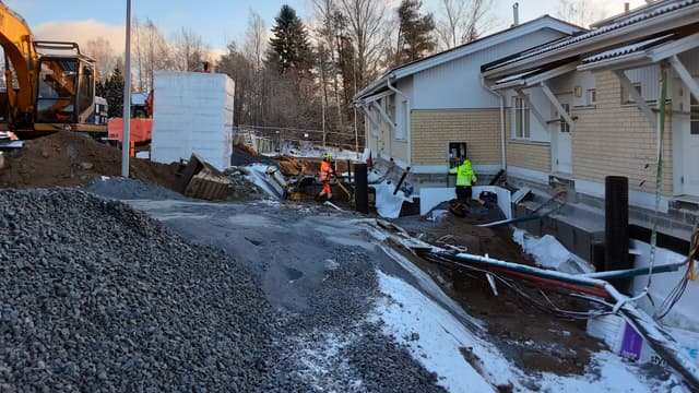 rivitalo rinnetontilla jonka ympäriltä maa on kaivettu auki