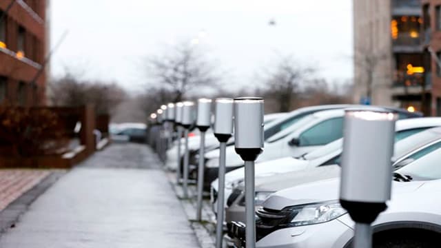 sähköautoja taloyhtiön parkkipaikalla lataantumassa