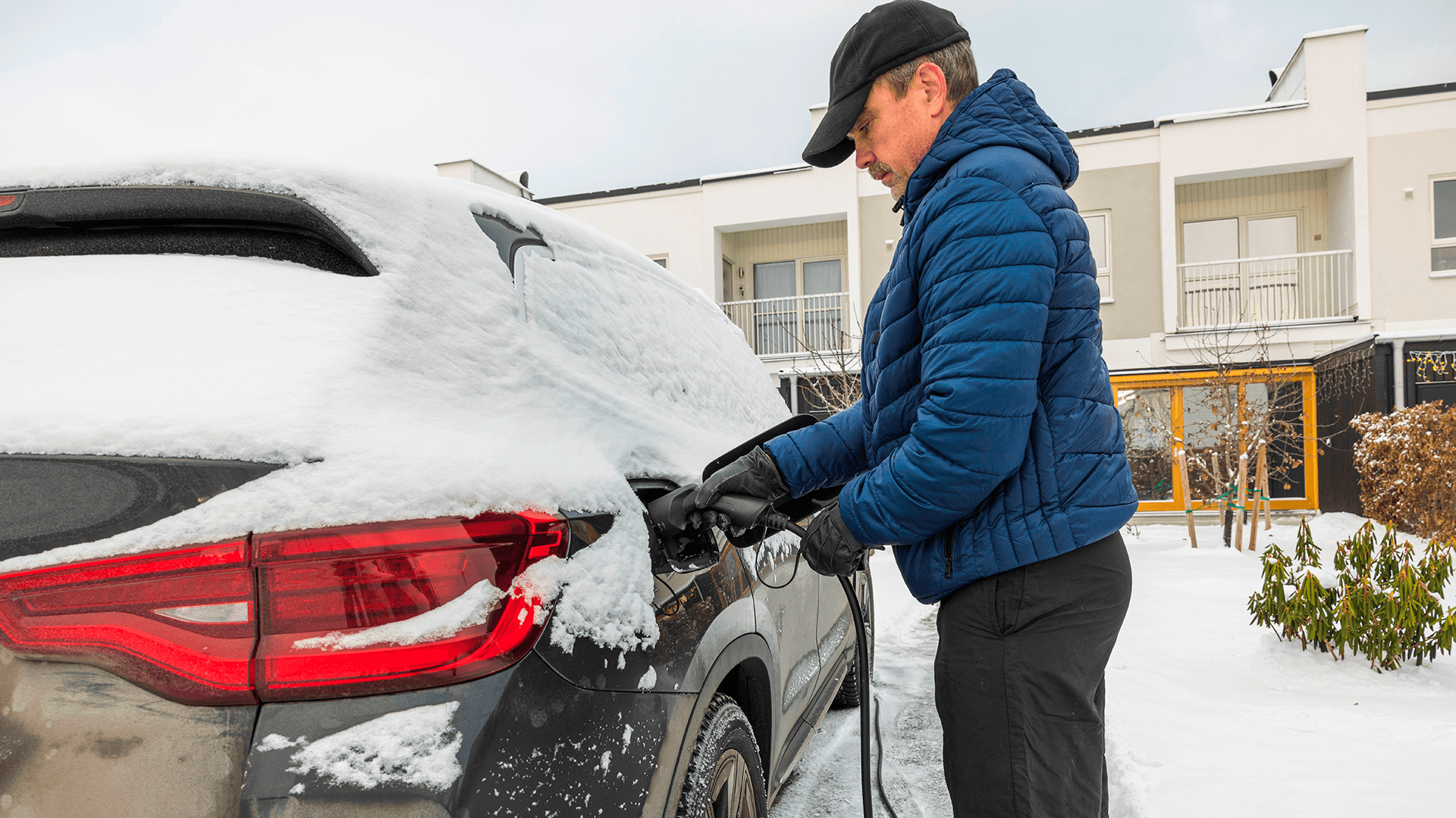Sähköauton lataaminen talvella – näin vältät riskit kotipihassa