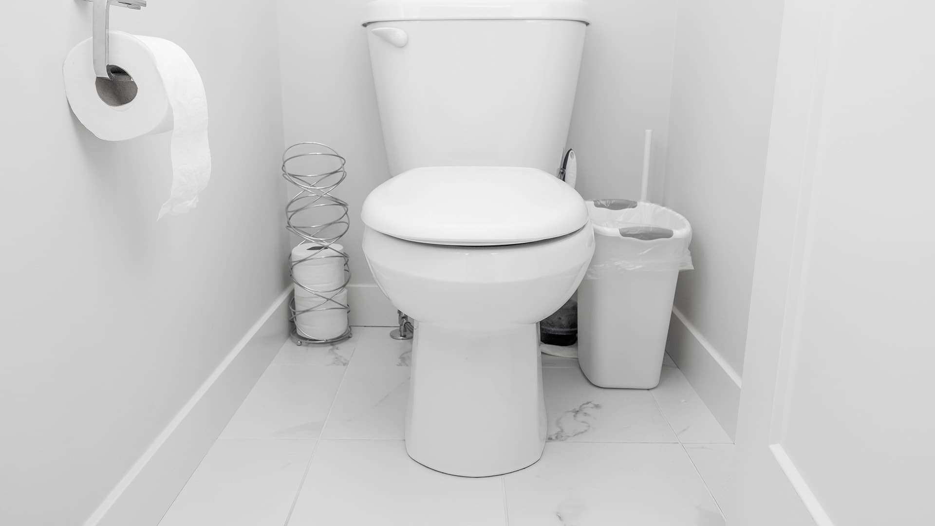 <p data-block-key="zrx70">Vuotava WC-istuin voi kuluttaa vettä jatkuvasti ilman, että vuotoa huomaa heti. Taloyhtiössä poikkeava vedenkulutus kannattaa selvittää ja vialliset vesikalusteet korjauttaa mahdollisimman nopeasti. (Kuva: Adobe Stock)</p>