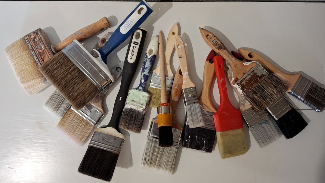 kasa erilaisia siveltimiä pöydällä