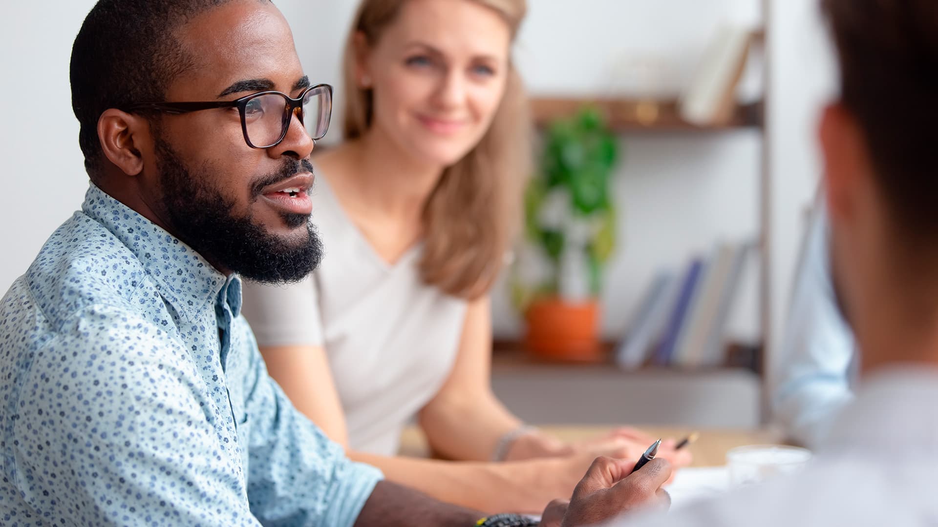 <p data-block-key="jp7k9">Yksi yhteinen paikka asiakirjoille säästää aikaa ja vähentää väärinkäsityksiä hallituksen vaihtuessa. (Kuva Adobe Stock)</p>