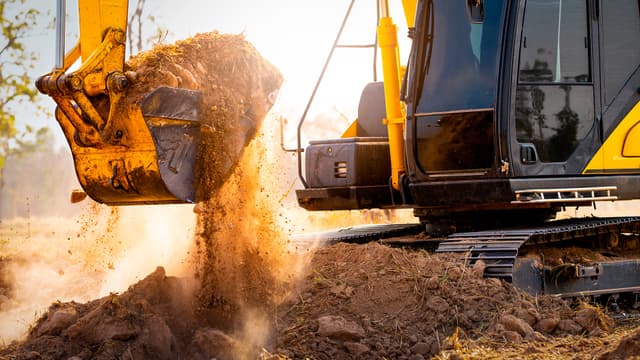 kaivuri kaivaa omakotitalon työmaalla