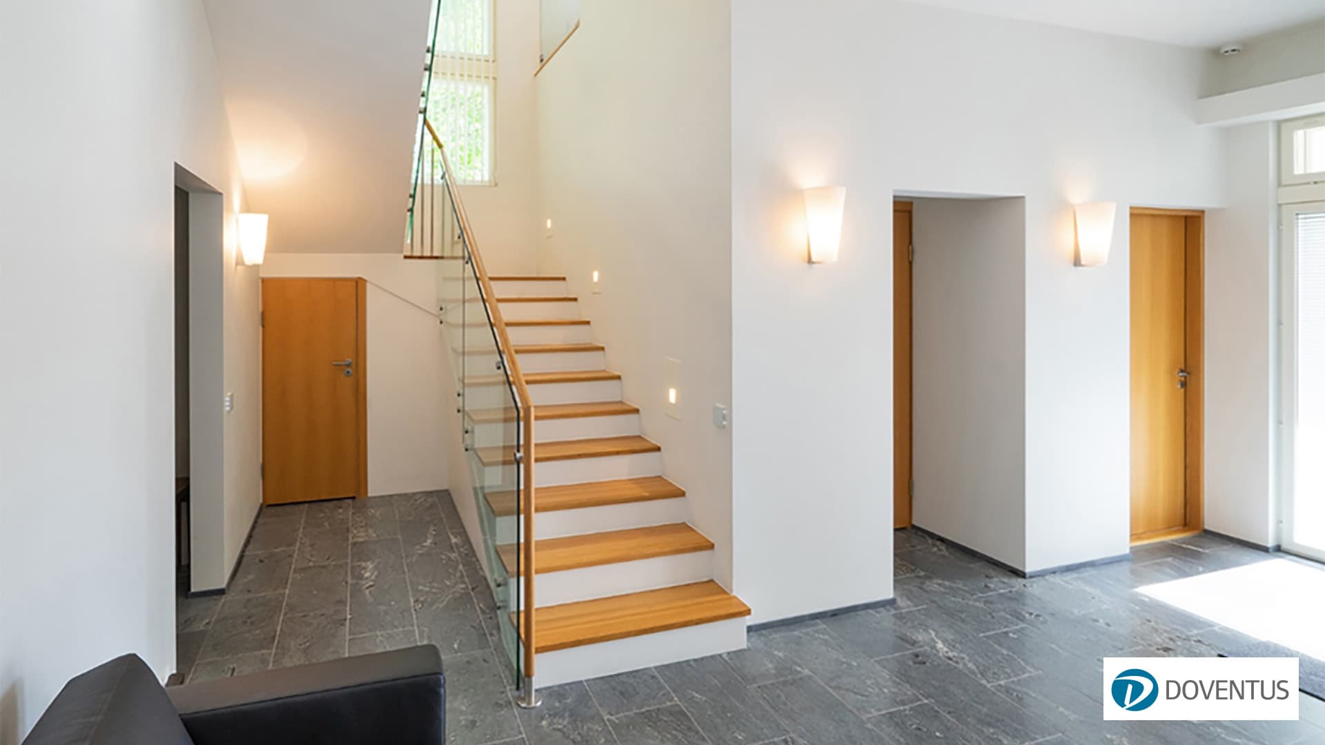 <p data-block-key="jlemz">Luonnollisuus kuuluu viihtyisään kotiin. Eteishallin vuolukivilattia luo pehmeän akustiikan avaraan tilaan. Jalkapohjan koskettaessa miellyttävää luonnokiveä on koettavissa oman inhimillisen liikeratamme ja äitiluonnon muovaaman materiaalin vuorovaikutus. Toimiva arkkitehtoninen tila hellii kaikkia aistejamme.</p>