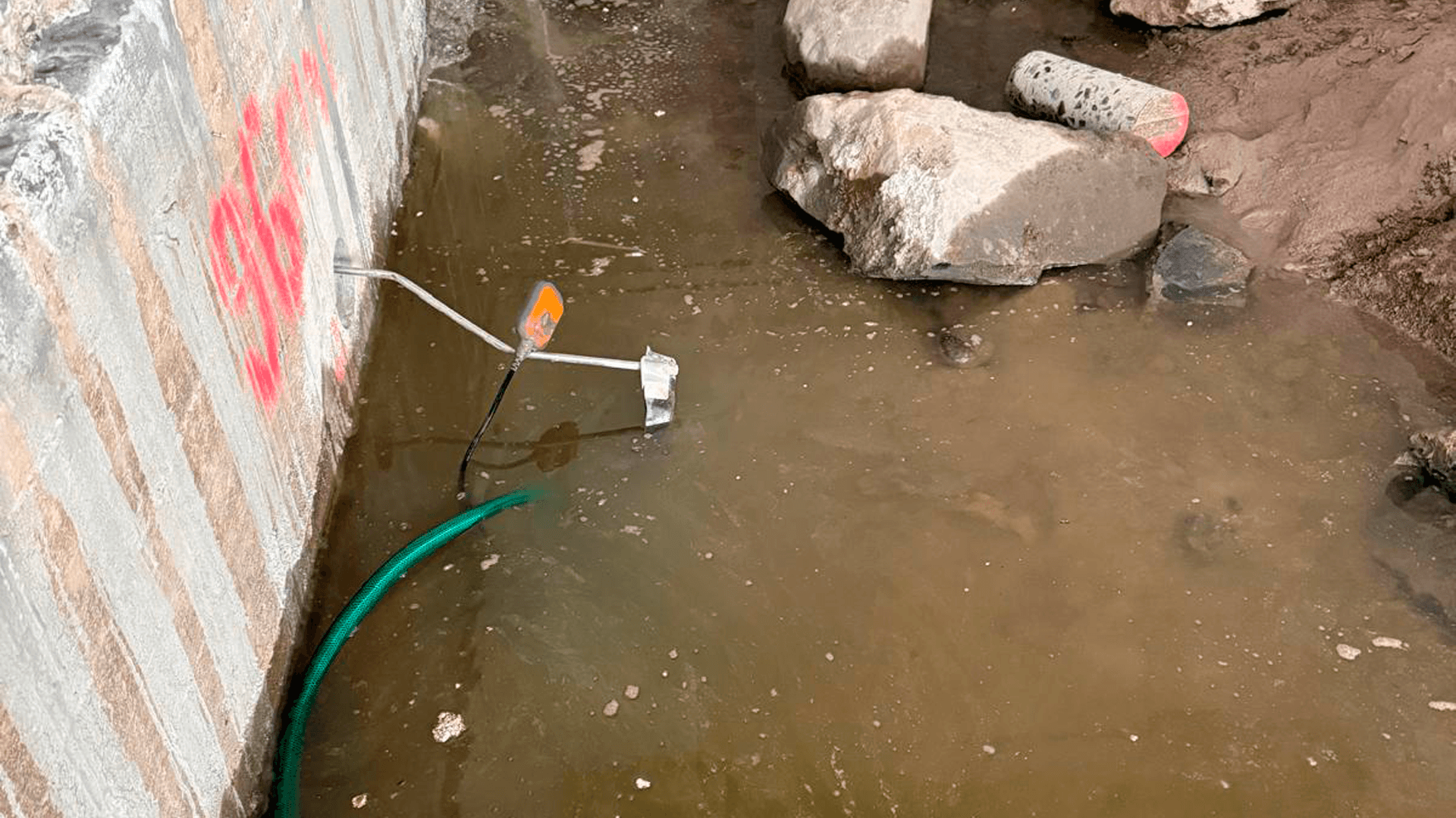 <p data-block-key="ysxhn">Uppopumpun pintauimuri kertoo veden todellisen pinnankorkeuden alapohjan alla: vesi nousee anturoiden tasolle saakka. (Kuva: Jari Tuomela / NHK Putkiremontti Oy)</p>