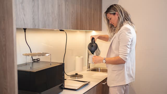 Nainen keittää kahvia